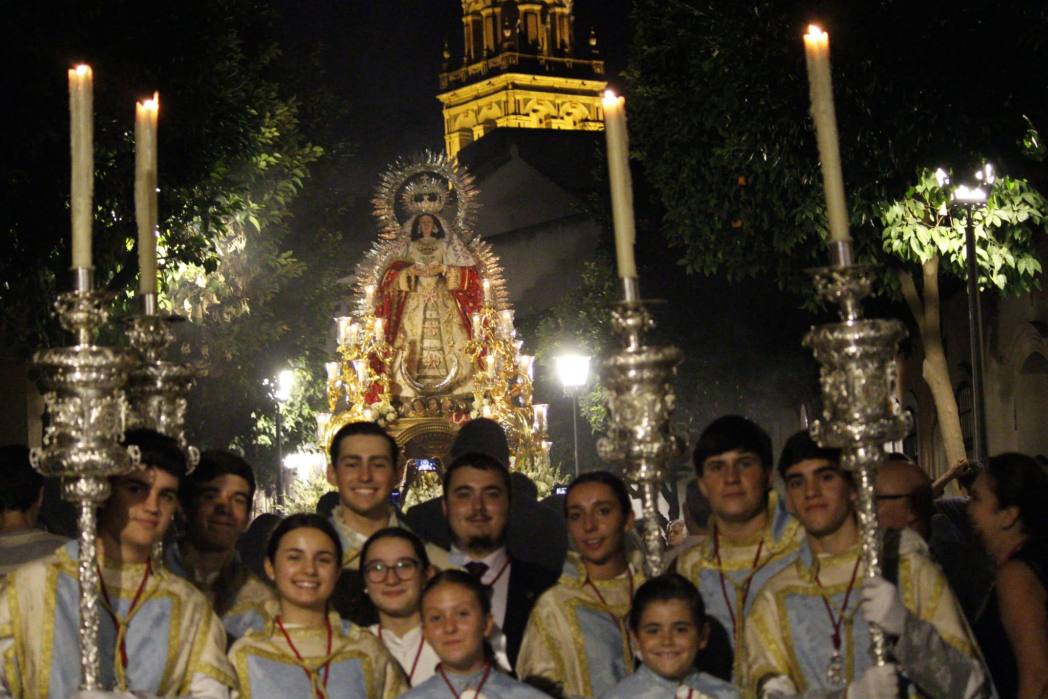 Cuerpo de acólitos durante la procesión - Hermandad de la Sagrada Cena